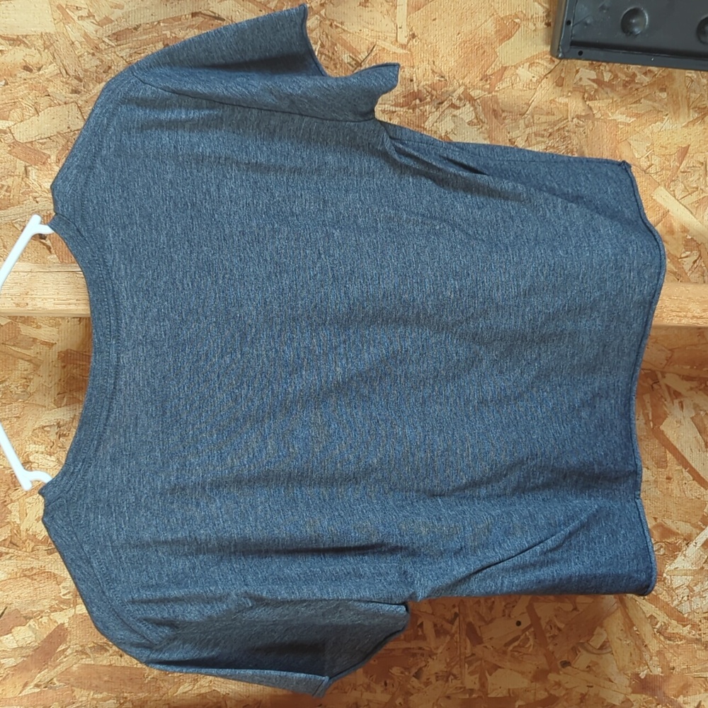 Size Small Crop Top. - Picture 2 of 2